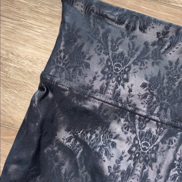 Spanx black Faux Leather Brocade Leggings woman’s size
Small - Picture 4 of 5